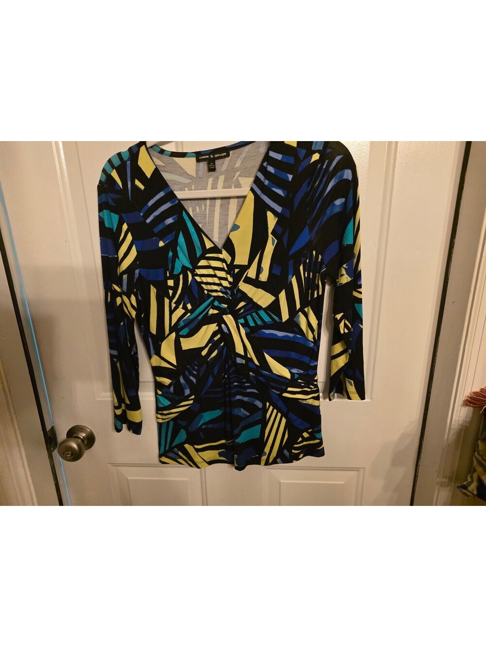 Cable & Gauge Women's Medium Abstract Print V-Neck Long Sleeve Top